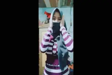 Cewek Jilbab Buka Bukaan Colmek Memek Basah Banjir